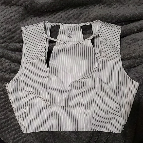 Tobi crop top w cutouts - Picture 1 of 5